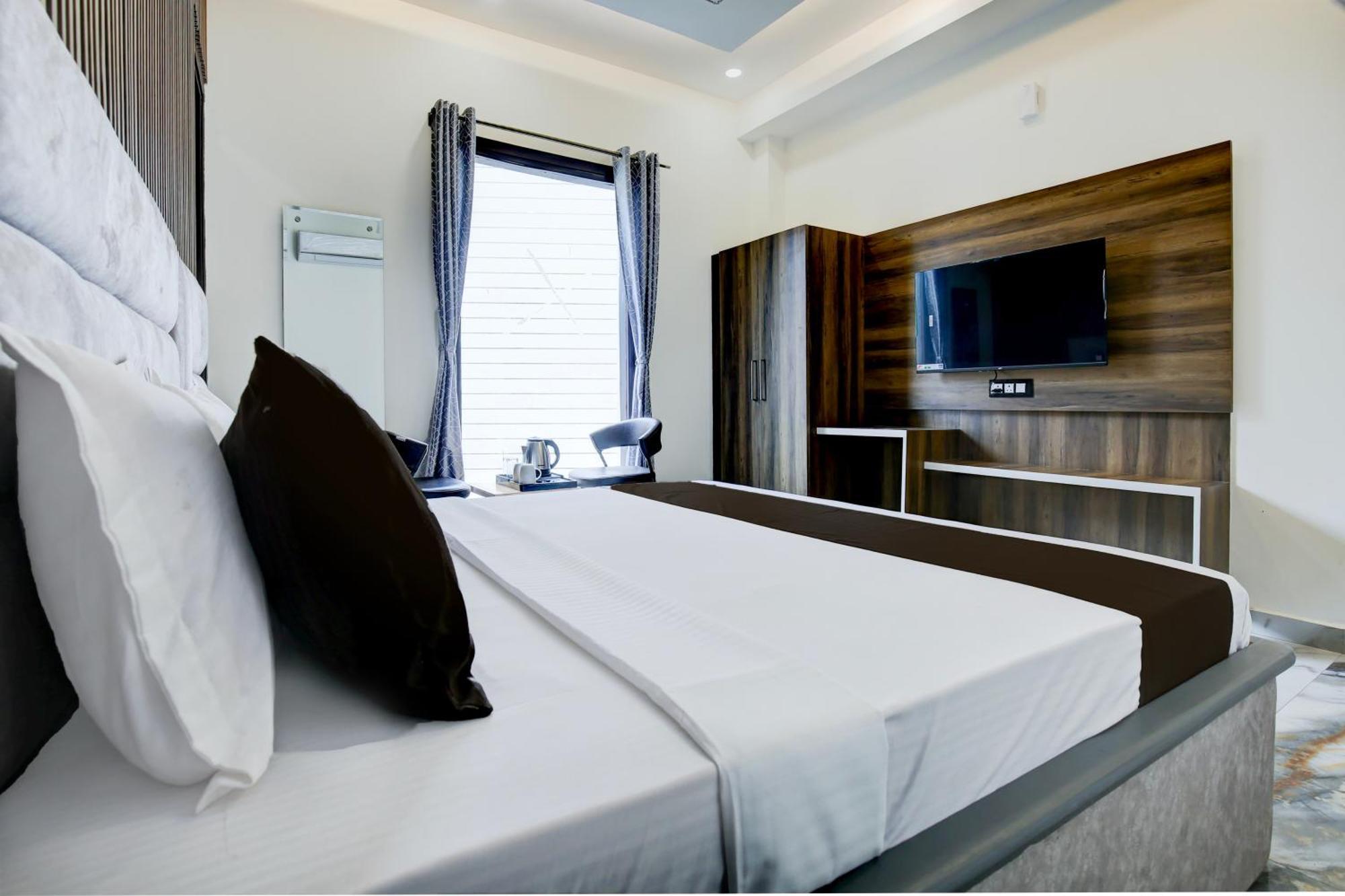 Hotel O Platinum Zirakpur Eksteriør bilde